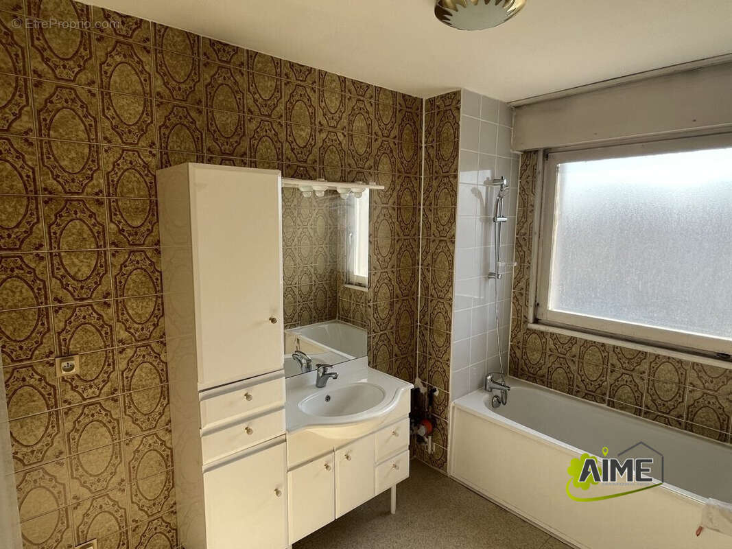 Salle de bains lumière naturelle - Appartement à FORBACH