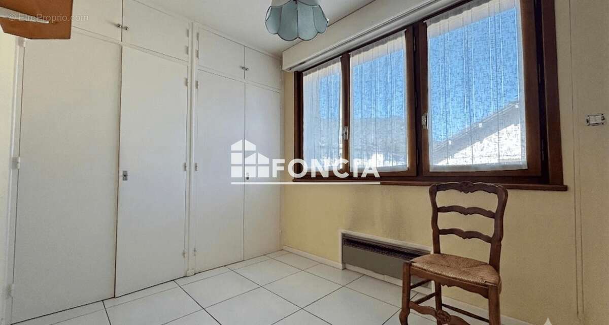 Vaste maison 4 chambres, combles exploitables, deux garages doubles sur terrain arboré 1108m2 Scionzier centre - photo 10