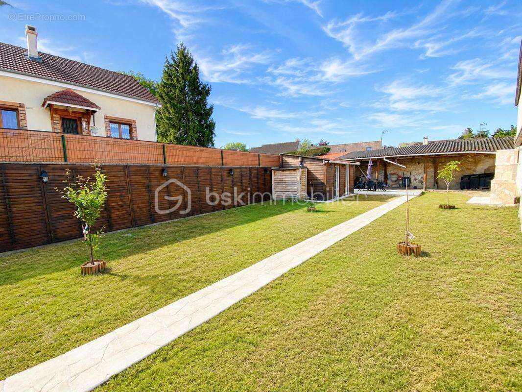 À saisir – maison individuelle – 3 chambres + bureau/chambre d’appoint – terrasse – pergola – grand jardin – stationnements - photo 2