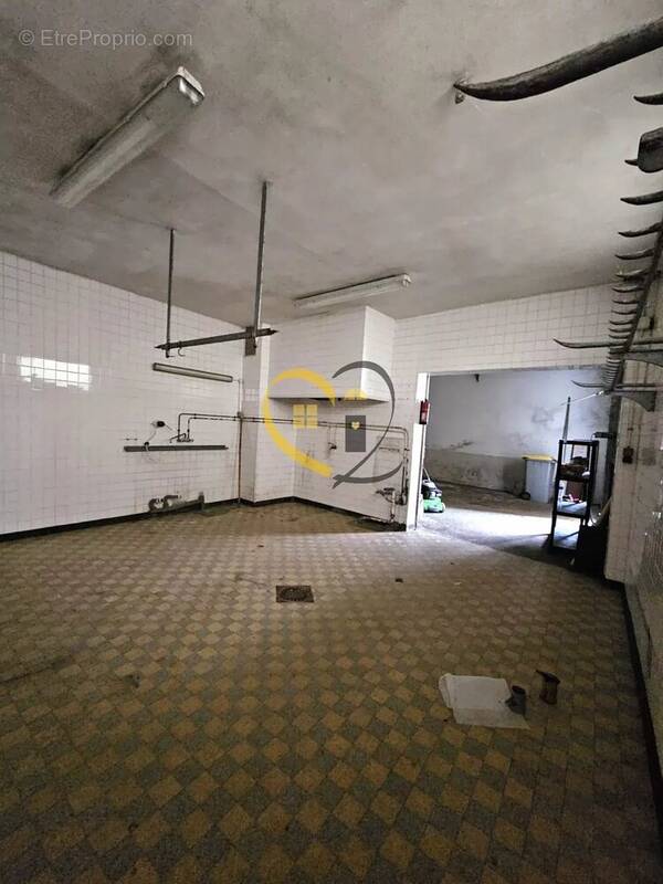 Parking à SAINT-MARTIN-D&#039;AUXIGNY