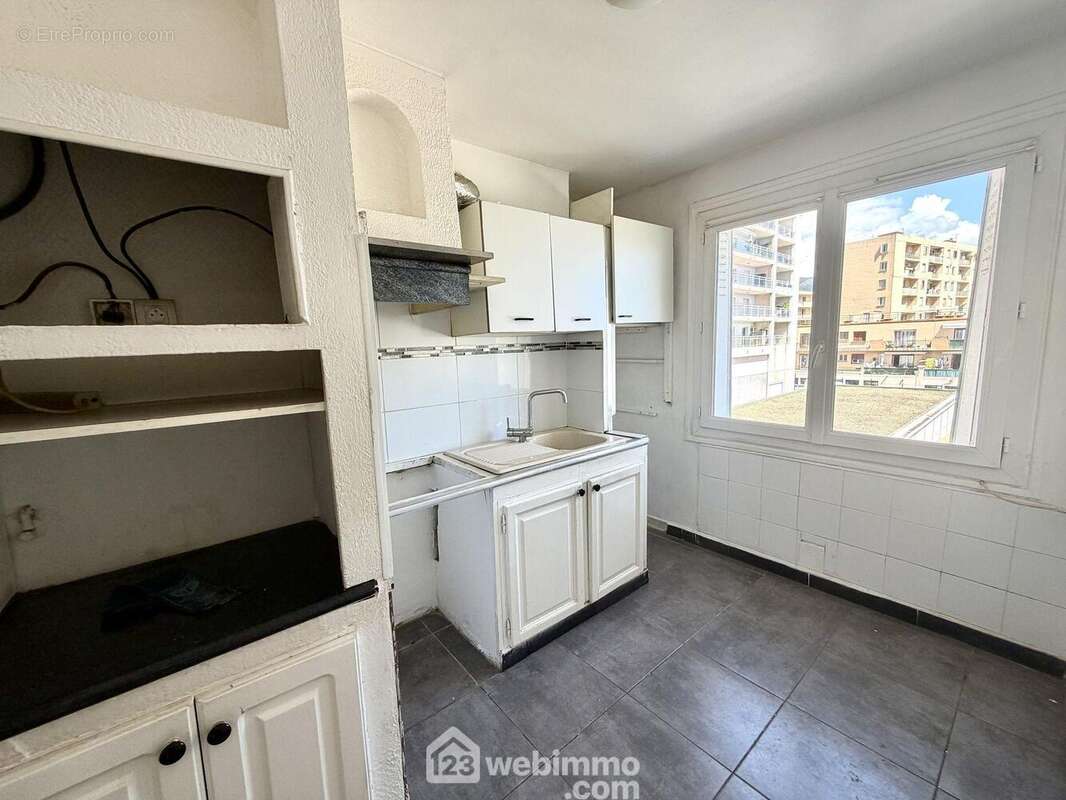 La cuisine est aménagée - Appartement à SAN-MARTINO-DI-LOTA