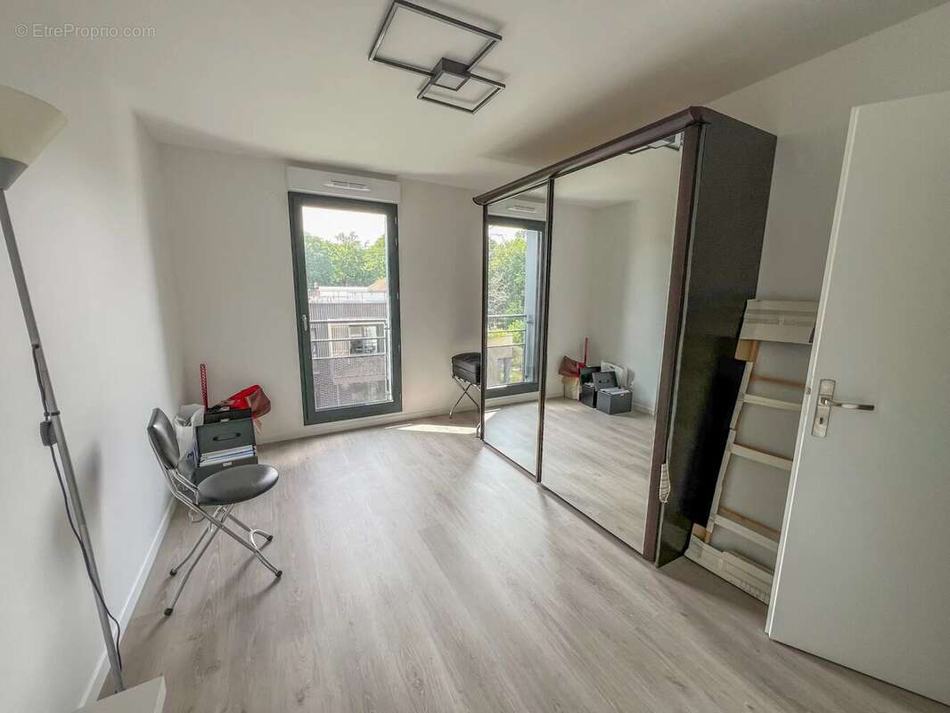 Appartement à LE MESNIL-SAINT-DENIS