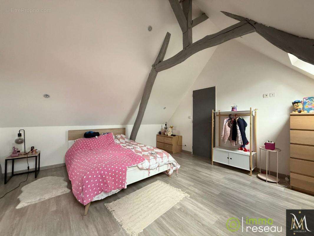 Maison à JENLAIN