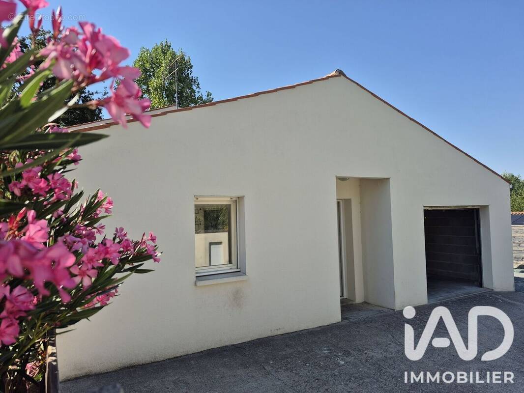 Maison 106 m² à La Creche  - photo 1