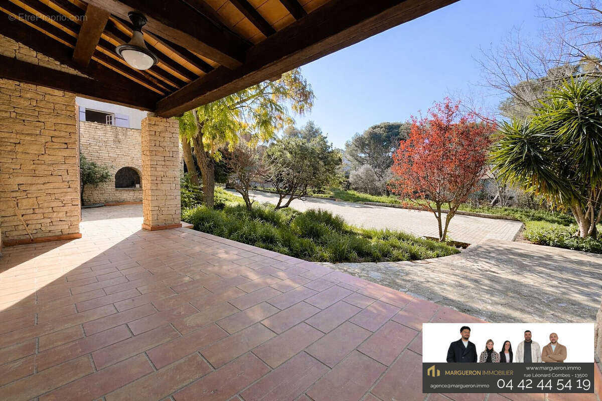 Maison à SAINT-MITRE-LES-REMPARTS