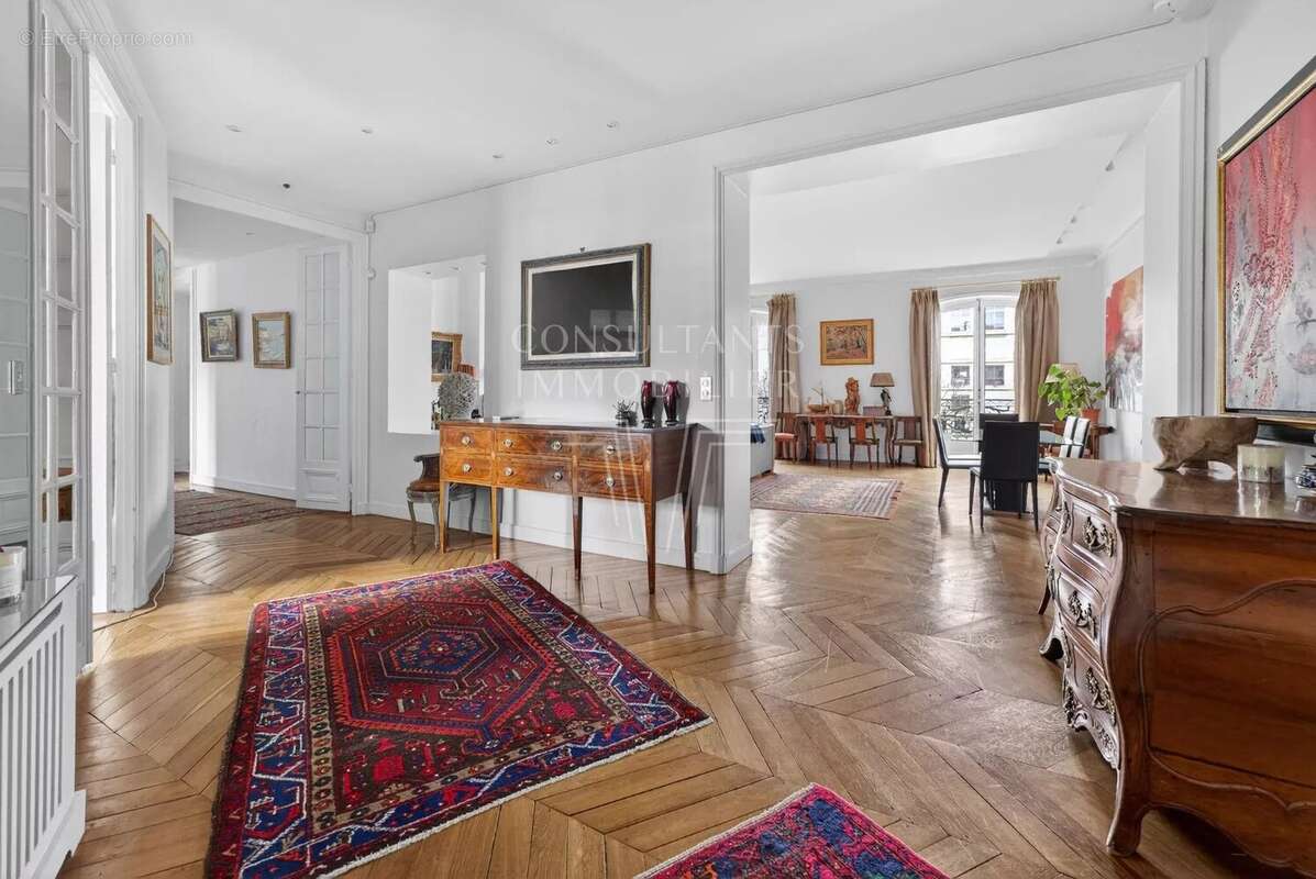 Appartement à PARIS-16E