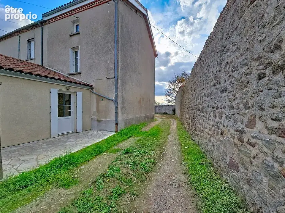 Charmante maison de bourg avec cour , terrasse et  terrain avec vue imprenable sur la campagne - photo 1