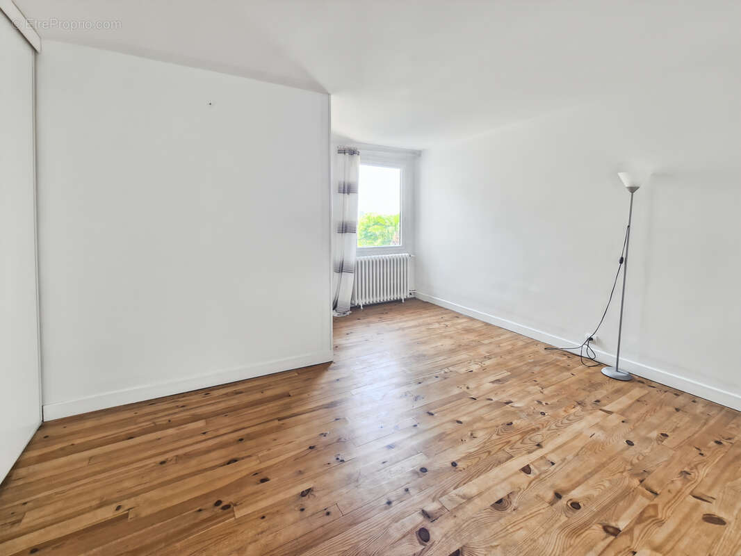 Maison de ville T5 de 172m2 avec 2 garages, cour et terrasse suspendue - photo 7
