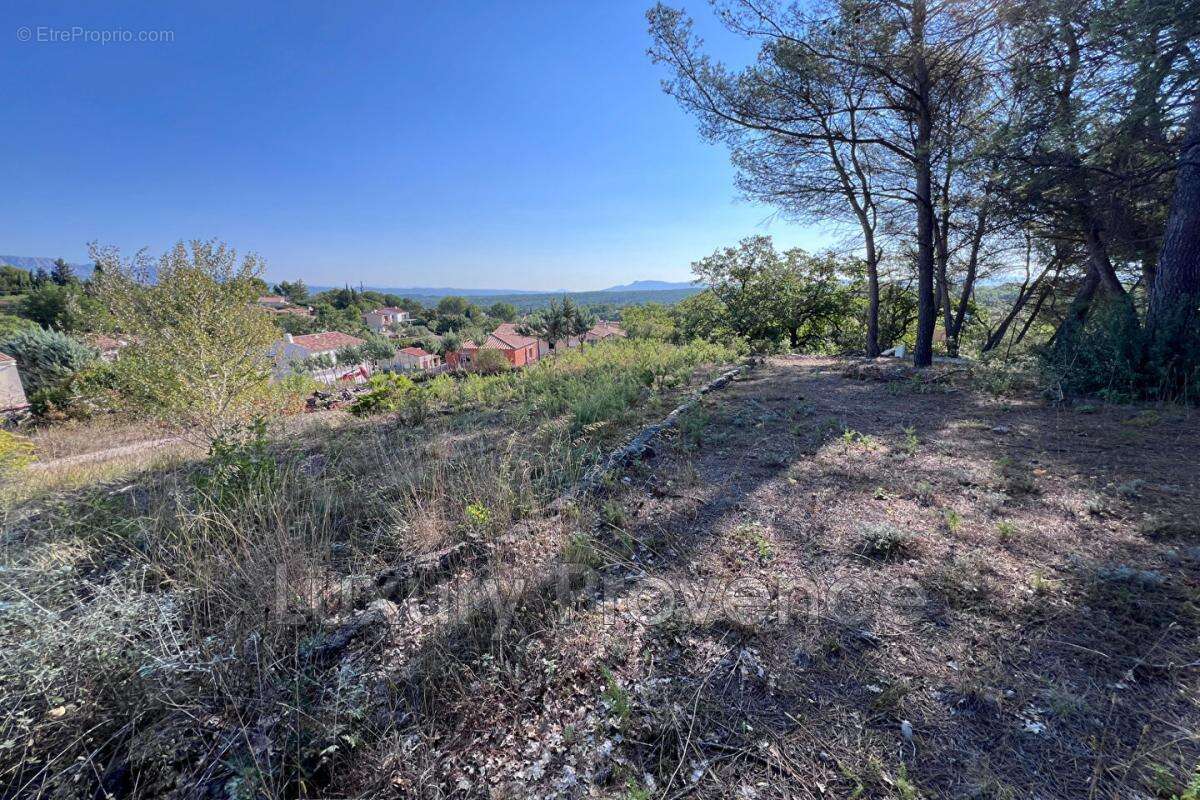 Terrain à GREASQUE