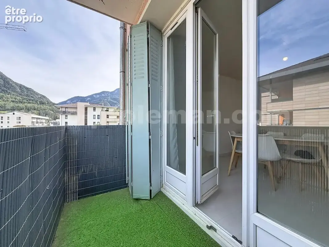 Appartement_T3_SAINT-PIERRE_en_faucigny_PROCHE_FRONTIERE_SUISSE_GENEVE_AUTOROUTE_FRONTALIERS_CALME_PROX_CEVA_séjour_vue_balcon_