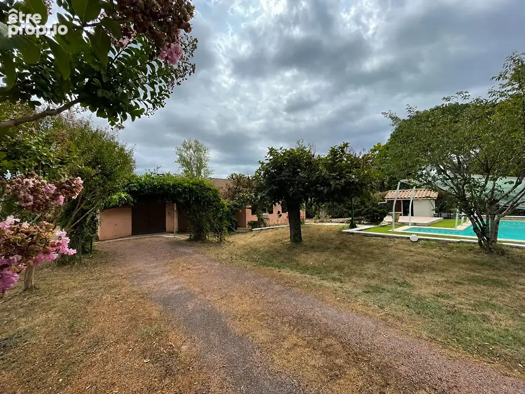 LOUPES - Maison de 108m² de plain-pied avec piscine, garage et terrain d'environ 2 100m² - photo 2