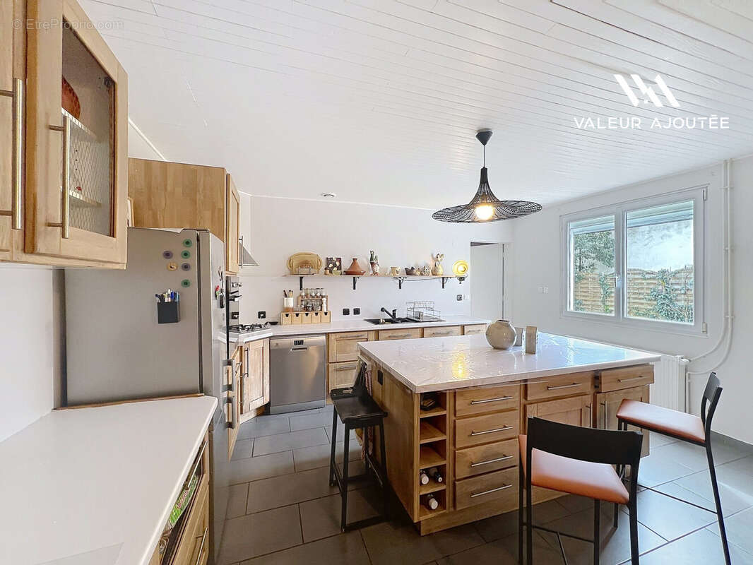 Cuisine avec iîot central et espace généreux - Maison à PARENTIS-EN-BORN
