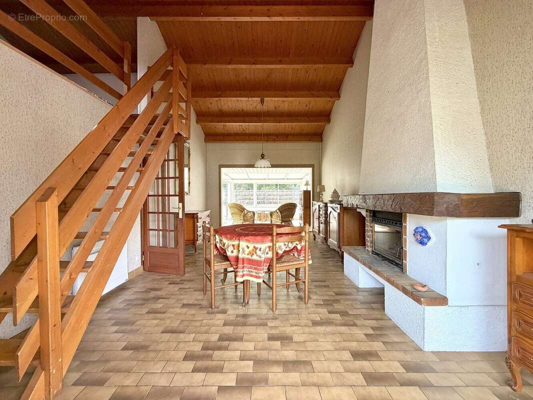 Séjour avec cheminée insert - Maison à SAINT-JEAN-DE-MONTS