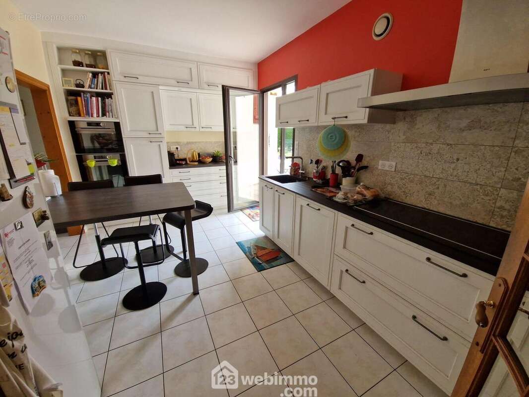 La cuisine de 15 m² aménagée et équipée accès terrasse - Maison à LA ROCHE-SUR-YON