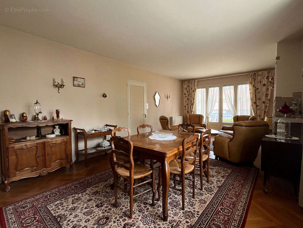 Maison à MONTMOREAU-SAINT-CYBARD