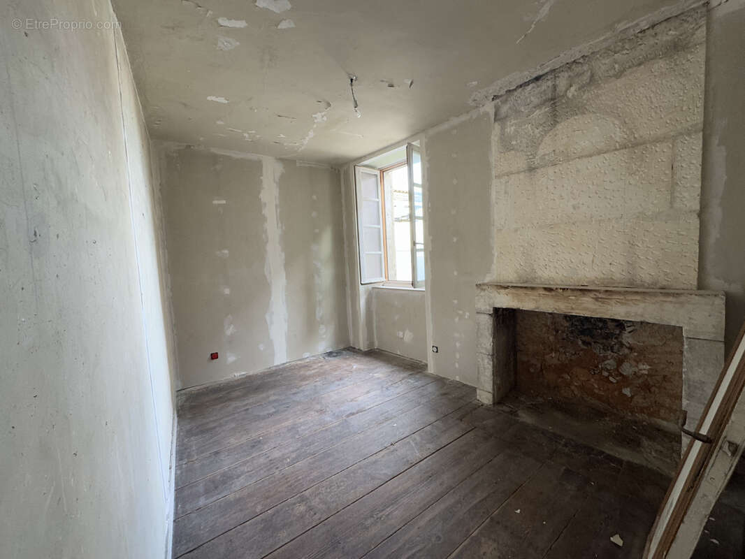 Appartement à BARBEZIEUX-SAINT-HILAIRE