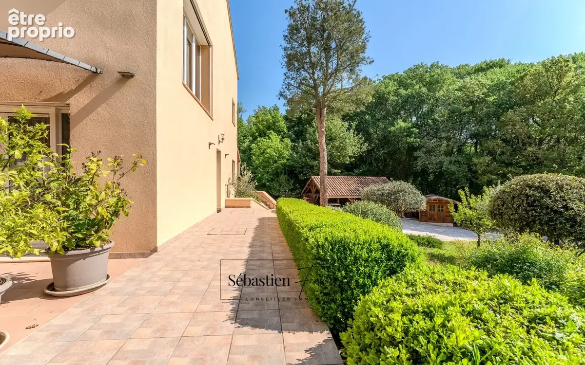 Domaine à vendre à Rousset à 15 minutes d'Aix-en-Provence - 8 000 m² - plusieurs logements - 262 m² habitables - calme absolu -  - photo 3