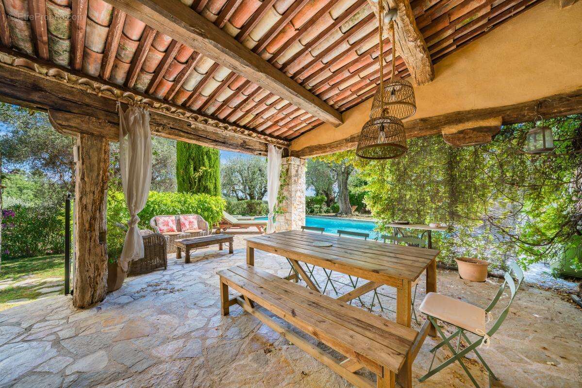 Grasse Saint Mathieu - Magnifique propriété composée de 2 maisons en pierre avec piscine - photo 11