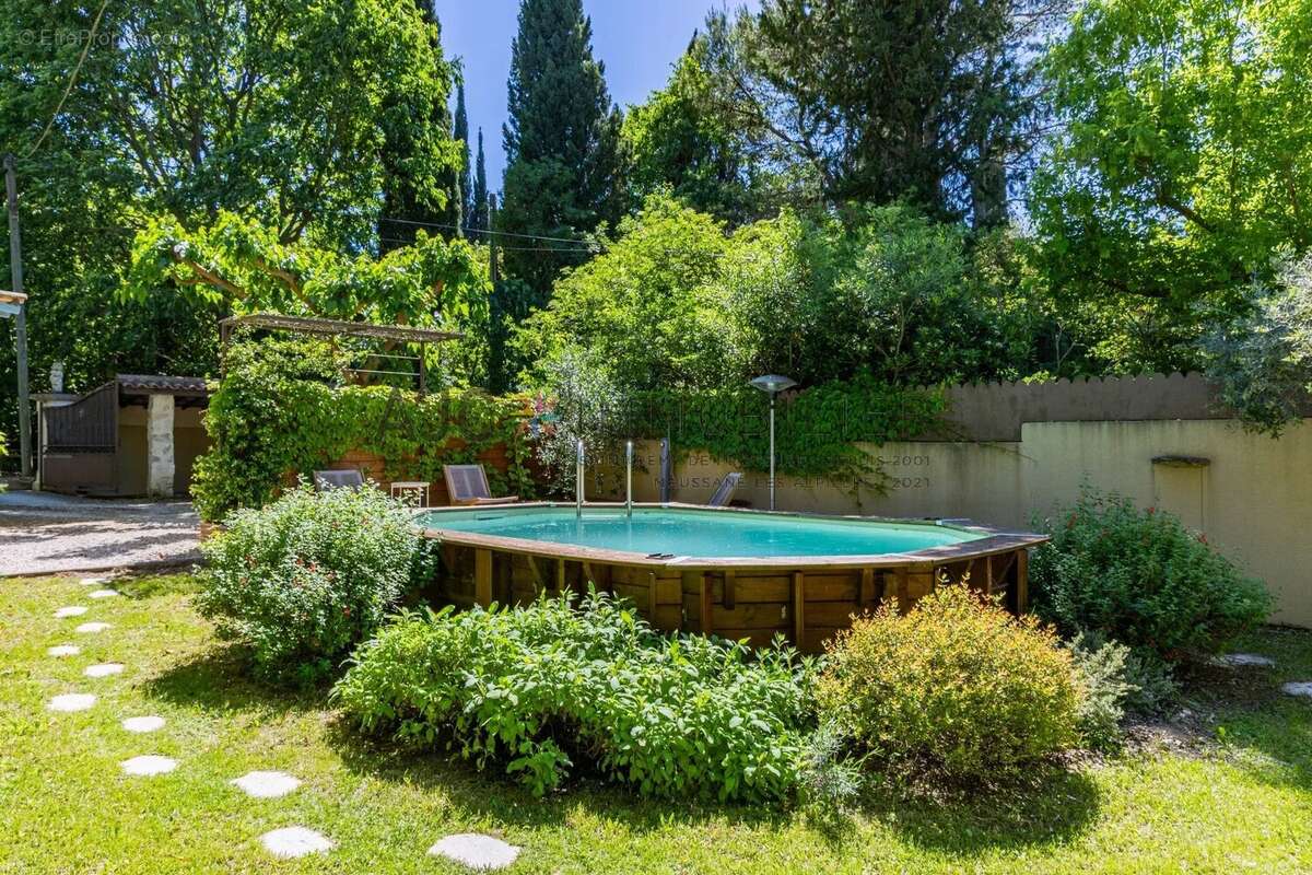 Saint-Rémy-de-Provence – À pied du centre, une maison rénovée au charme de la campagne - photo 3