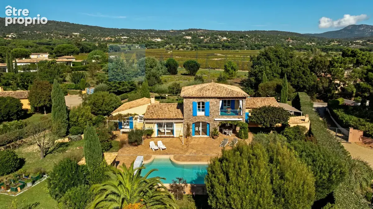 Splendide propriété provençale avec vue panoramique sur le Massif des Maures, sur un terrain plat de 3 000 m² - photo 1