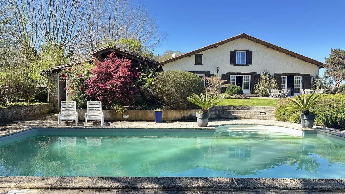 Propriete de type t8 de 292 m2 + 2 dependances + piscine + 3 garages - photo 29