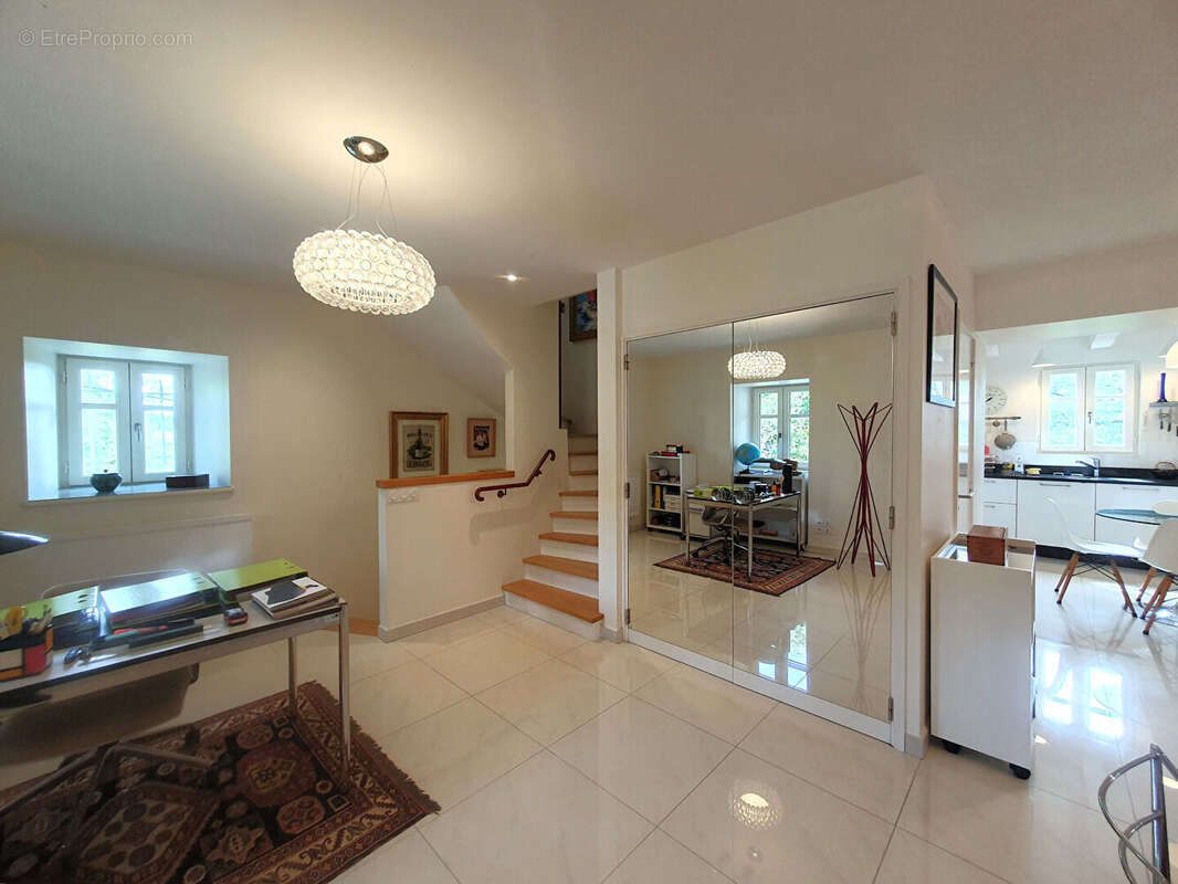 LUNAC  Propriété de caractère en pierre rénovée ?220 m² habitables  Dépendances  Spa Terrain 1 805 m² - photo 2
