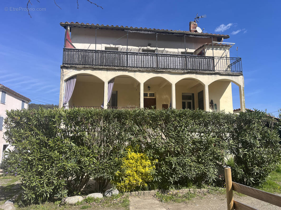 Appartement à REYNES