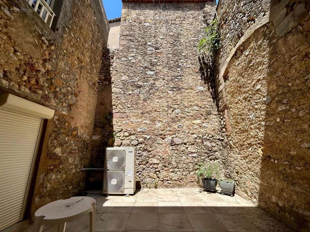 Maison à MONTOULIERS