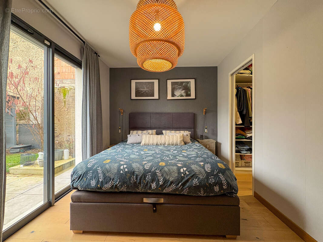 Maison à LES MARTRES-D'ARTIERE