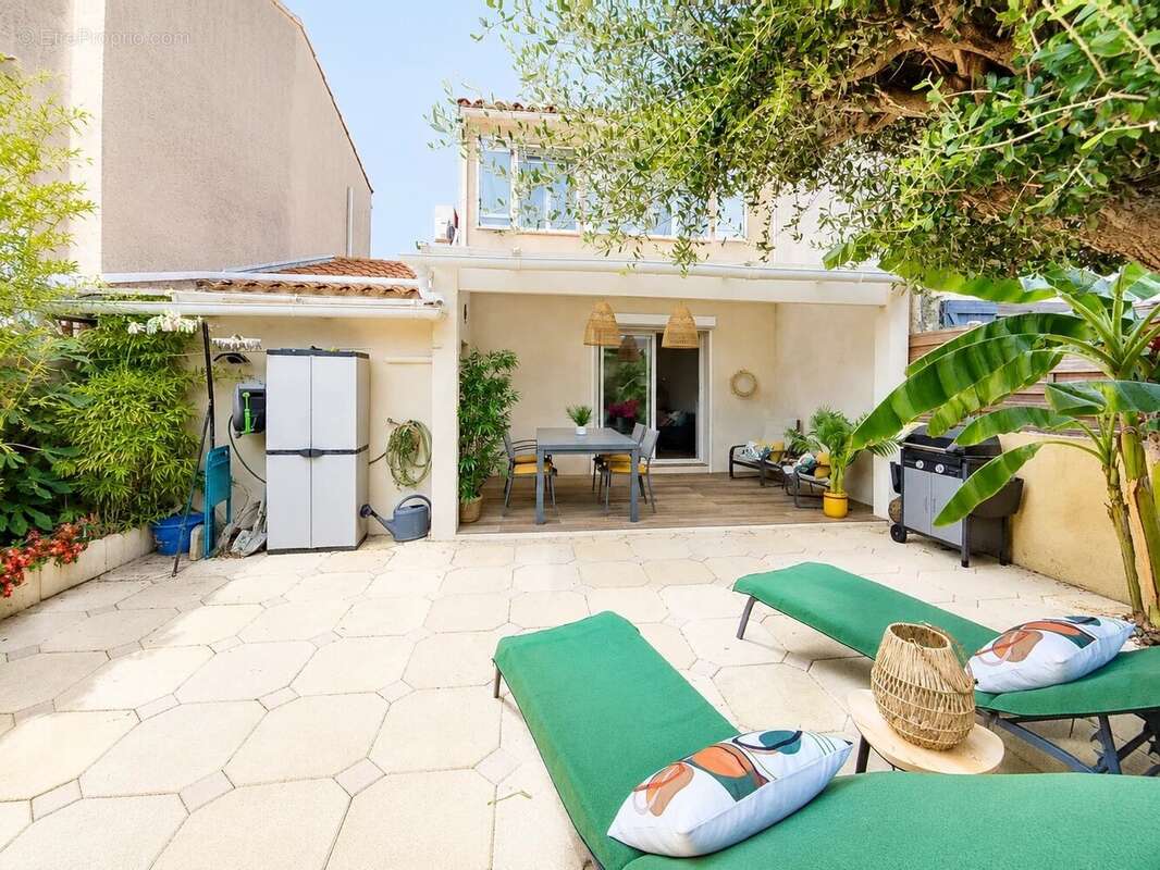 HYÈRES, PROCHE DE LA GARE – Maison avec 3 chambres, jardin, garage et stationnement - photo 9