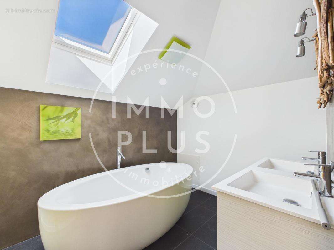Vente - Maison - 5 pièces + cuisine - 152 m² - 927 000 € - - photo 6