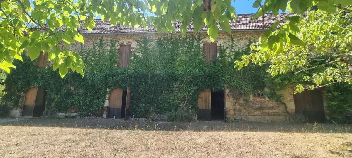 Maison de maître avec piscine et dépendances - photo 32