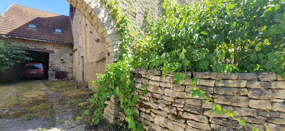 Maison en pierre de caractère à rénover . Un véritable coup de coeur pour les amoureux de l'authenticité ! - photo 7