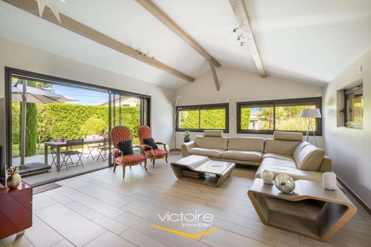 GENAS - Maison T5 avec jardin paysagé de 804 m2 avec piscine - photo 4