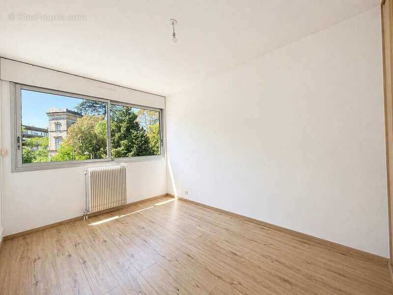 Appartement 4 pièces – 84 m² – Dernier étage – Terrasse – Garage – Cave - Piscine - Parc - Tennis - Ligne 5 Tramway - Parc Montc - photo 7