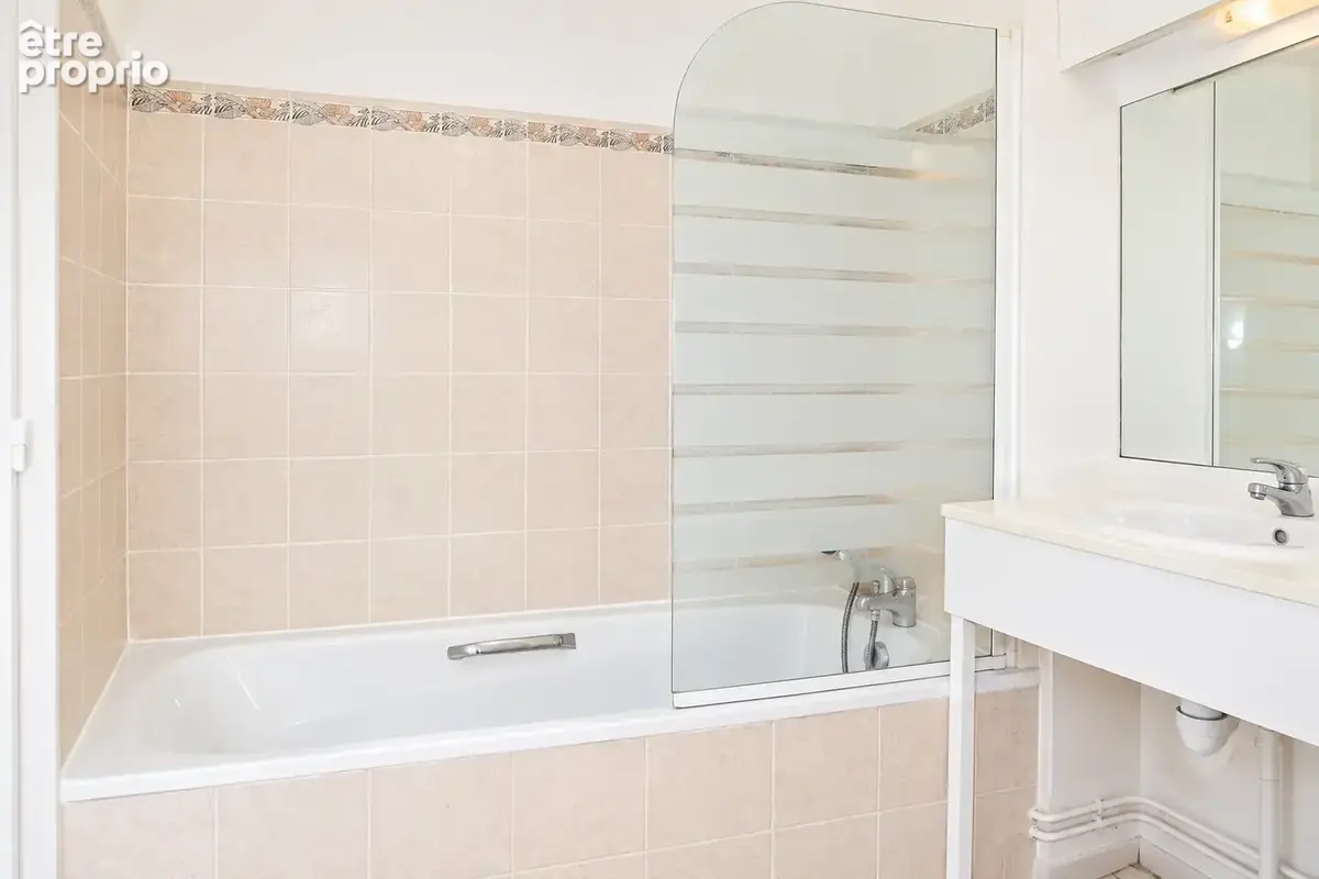 Barrière St Genès - Bergonié - T2 (40m2) avec place parking. - photo 3