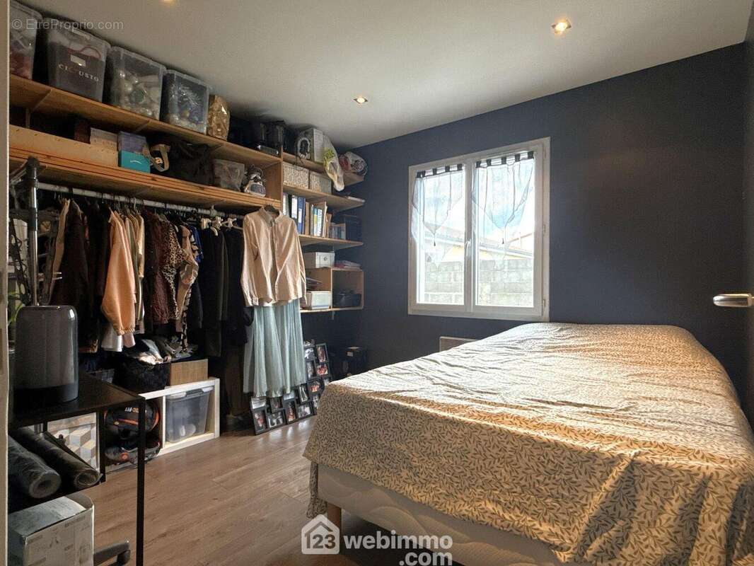 De 10 à 12 m2, - Maison à AMBERRE