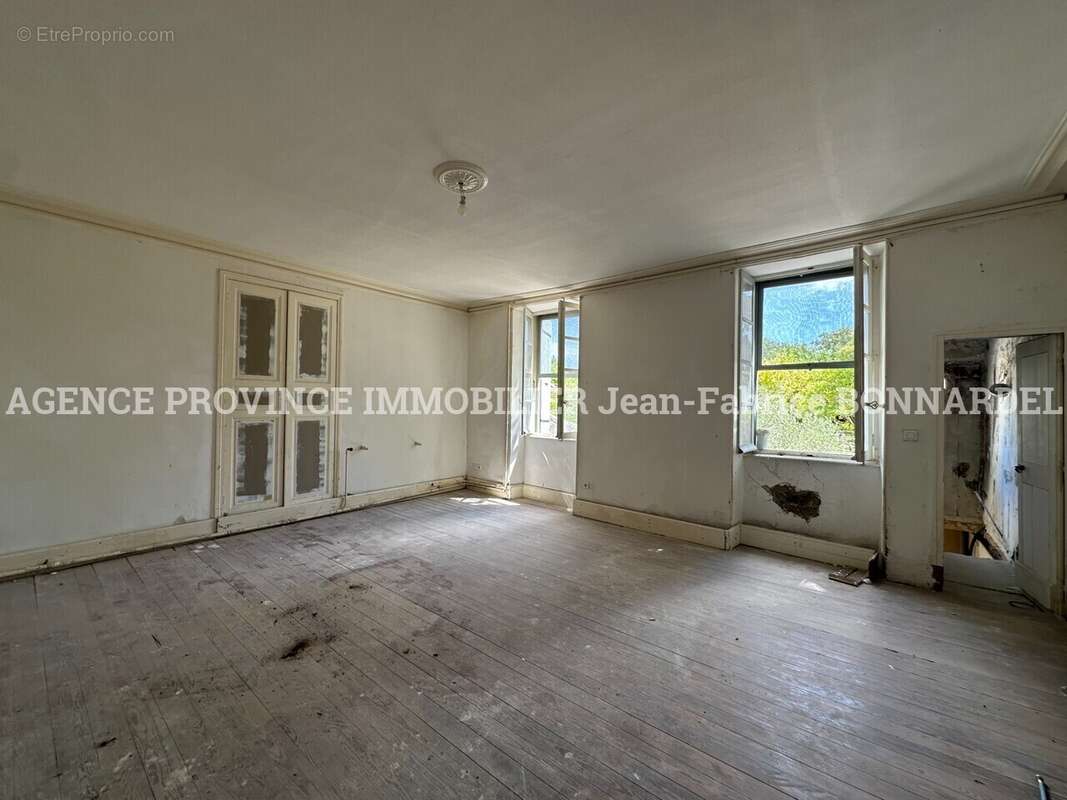 Maison 356 m² à Grignan  - photo 6