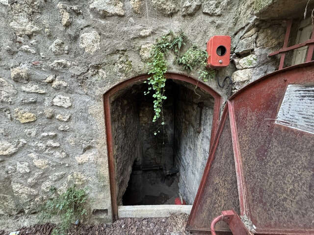 Maison à LA ROQUE-D&#039;ANTHERON