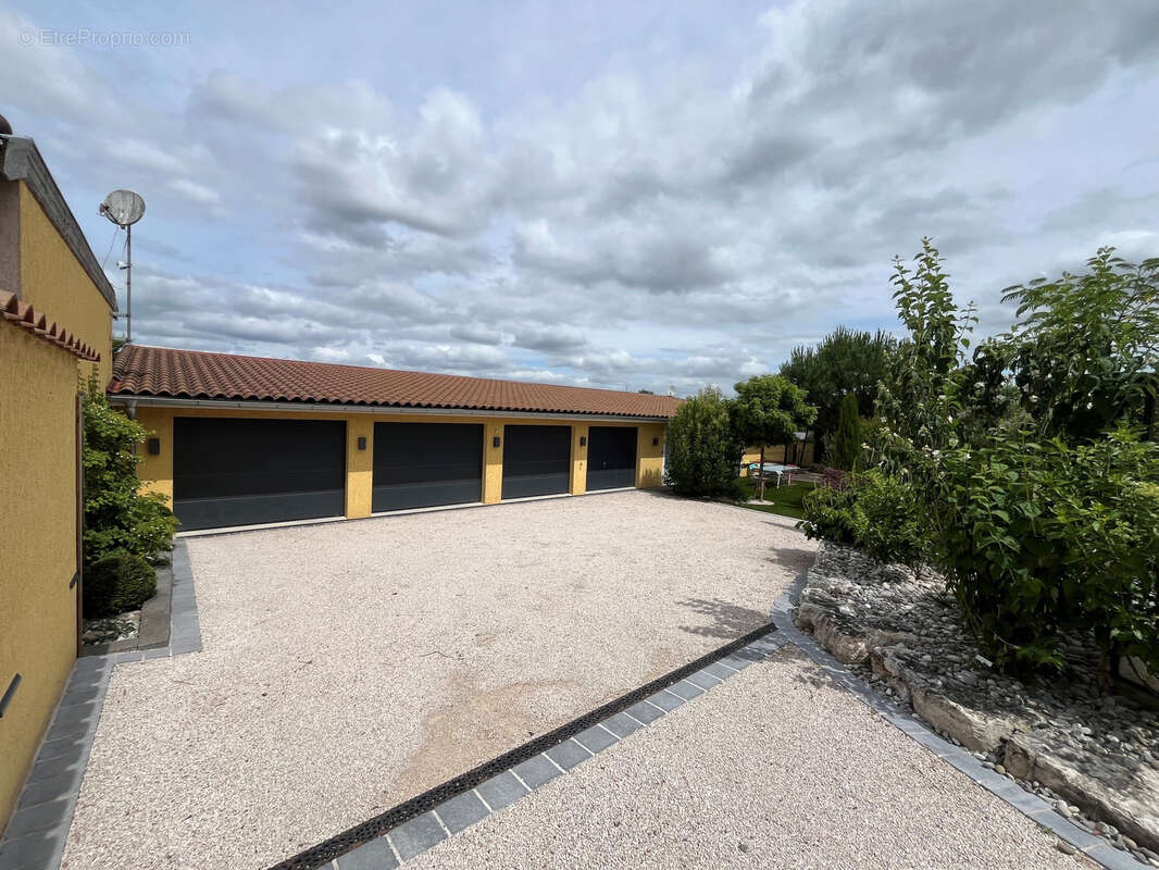 Parking à MONTMERLE-SUR-SAONE