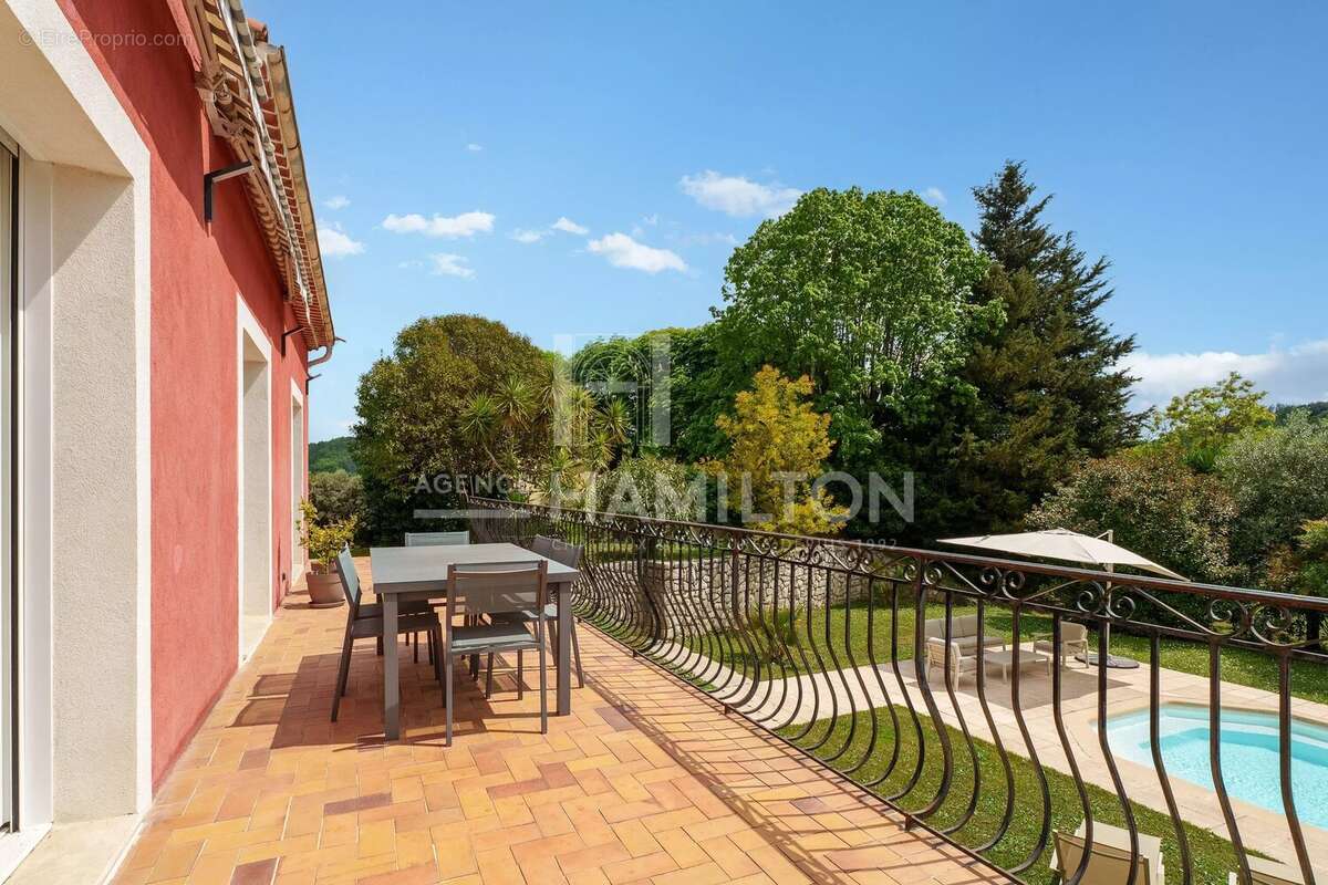 Maison à CHATEAUNEUF-GRASSE