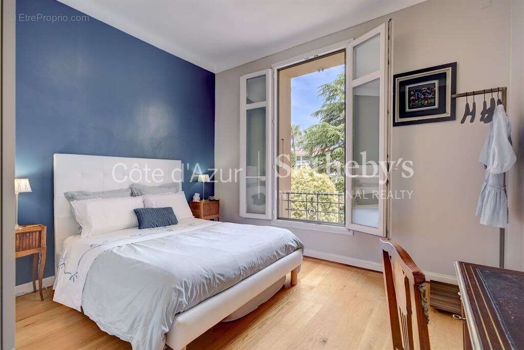 Appartement bourgeois Belle Époque avec vue mer au centre de Cannes - photo 3