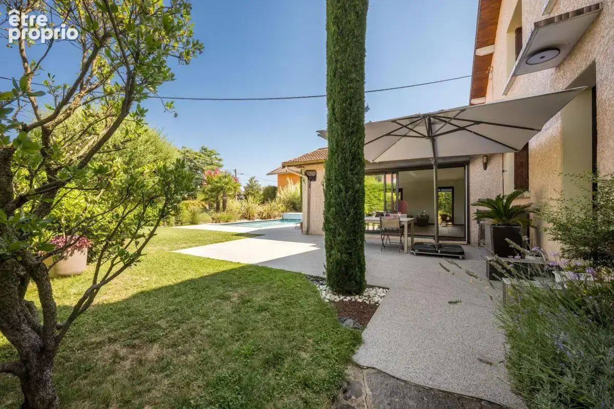 Maison T5 avec jardin paysagé et piscine - GENAS - photo 3
