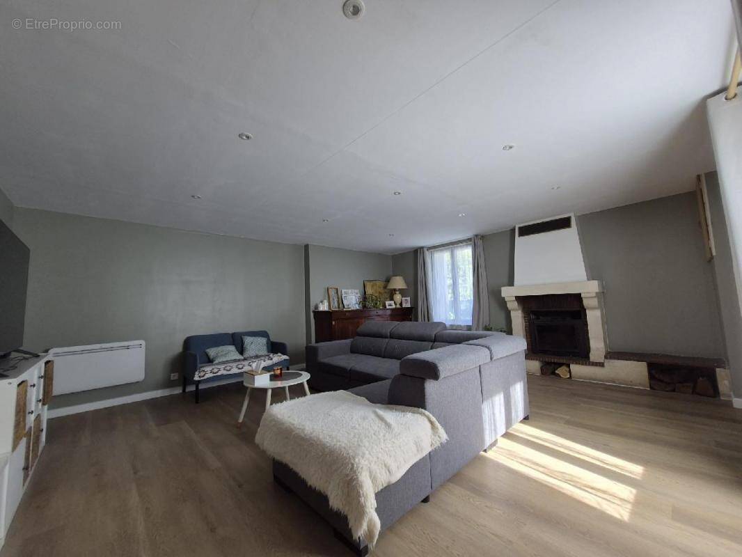 Maison à VILLENEUVE-LA-COMTESSE