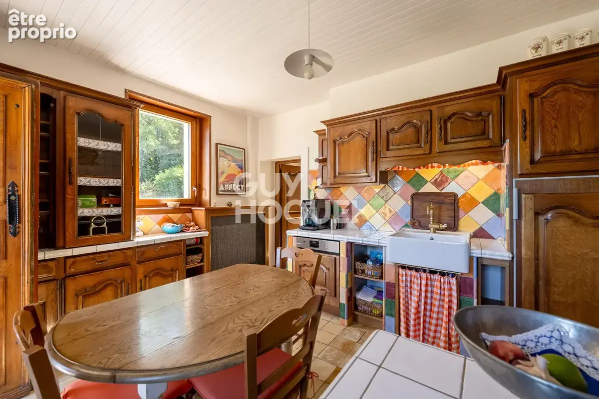 Maison de caractère de 228,4 m² - DPE E - Six chambres, dépendances et vue sur les montagnes - photo 7