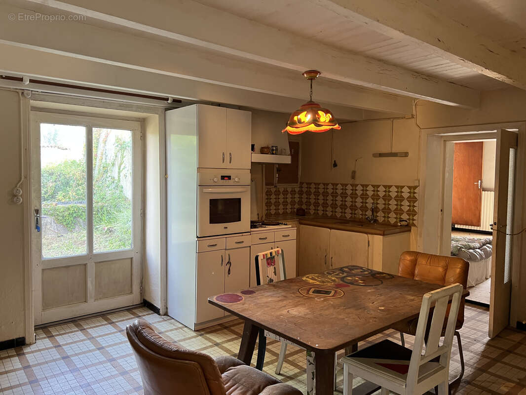 Maison en pierre avec de grandes dépendances - THIRE 85210 - photo 3