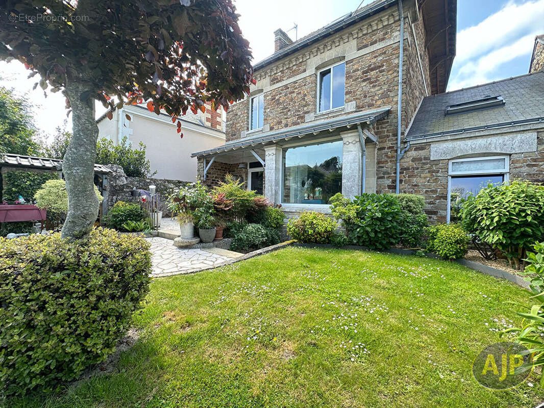 Maison à SAINT-ETIENNE-DE-MONTLUC