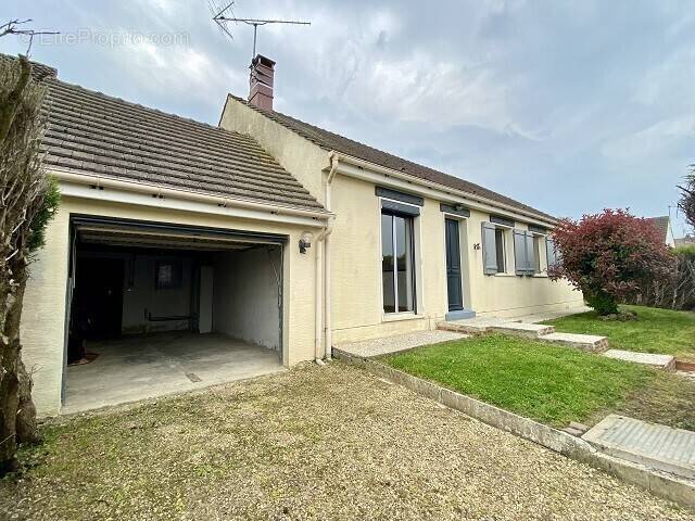 Maison à ESTREES-SAINT-DENIS