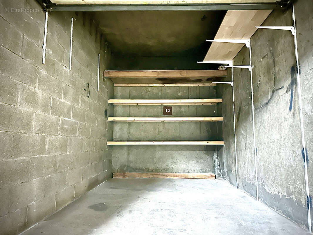 Parking à PARIS-18E