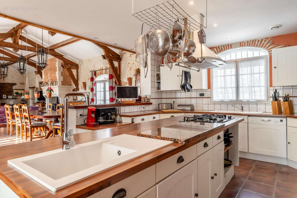 Propriété de campagne avec piscine, annexe, terrain, garage et lac - photo 6
